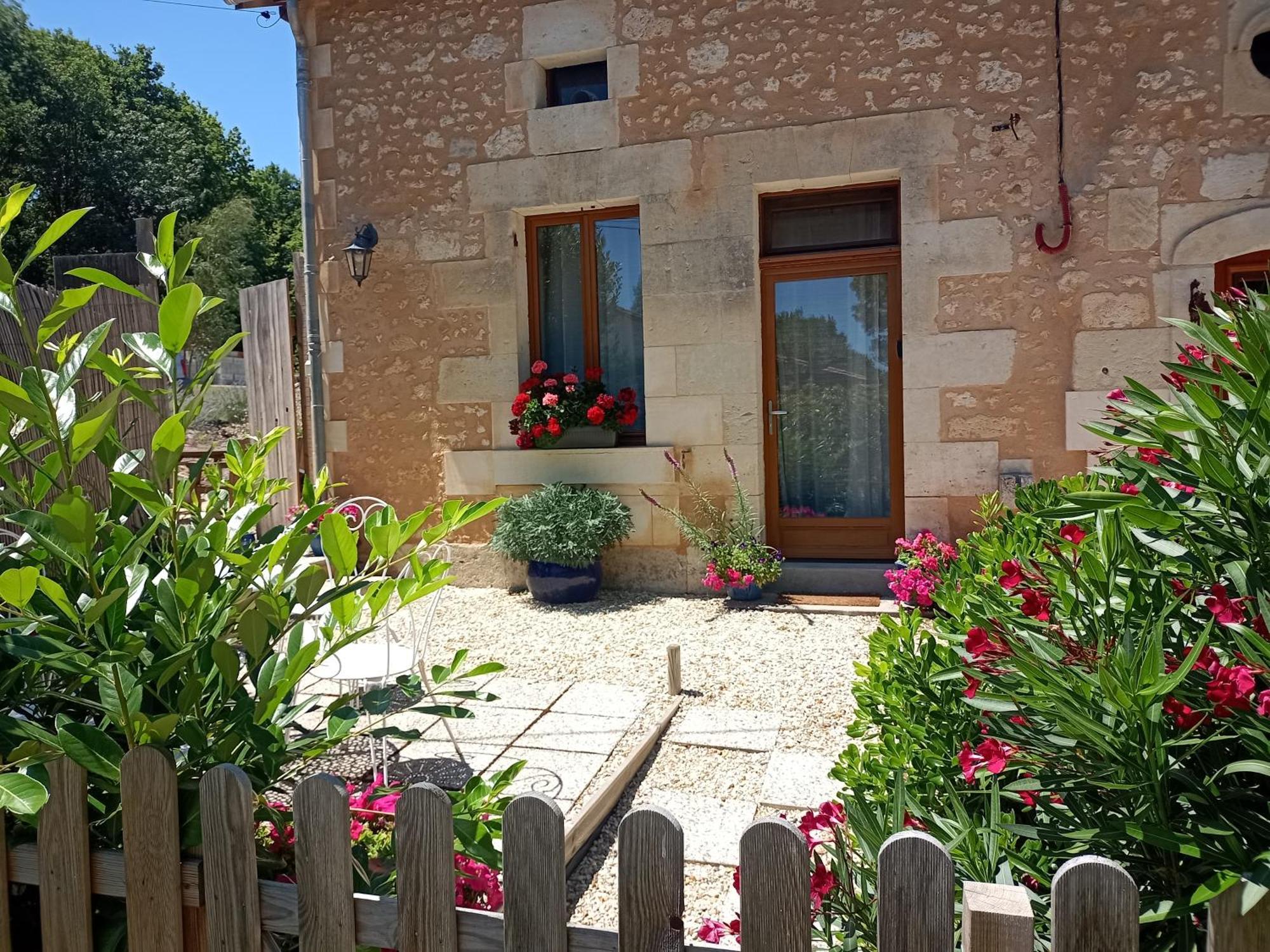 La Vieille Grange - Saint-Privat-Des-Pres Bed and Breakfast Eksteriør billede